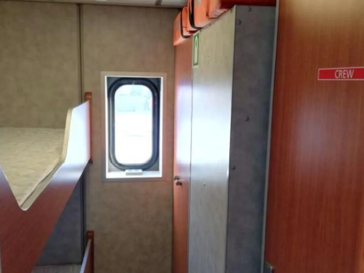 సిబ్బంది పడవ అమ్మకానికి