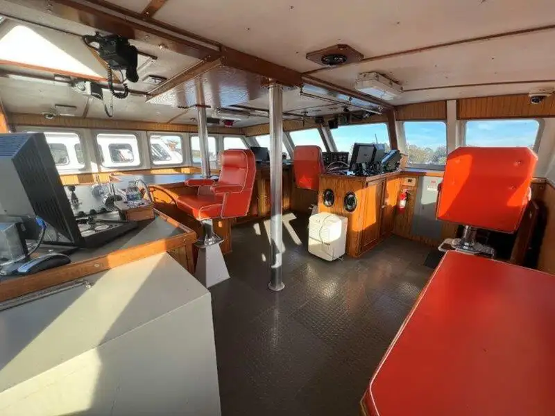 సిబ్బంది పడవ అమ్మకానికి