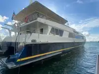 కాటమరాన్ అమ్మకానికి