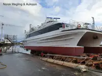 కాటమరాన్ అమ్మకానికి