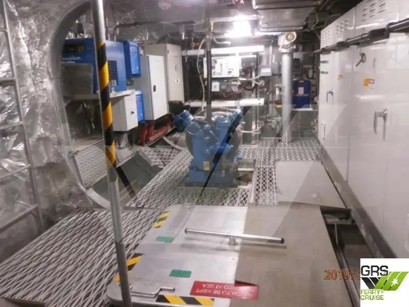 క్రూయిజ్ ఫెర్రీ అమ్మకానికి