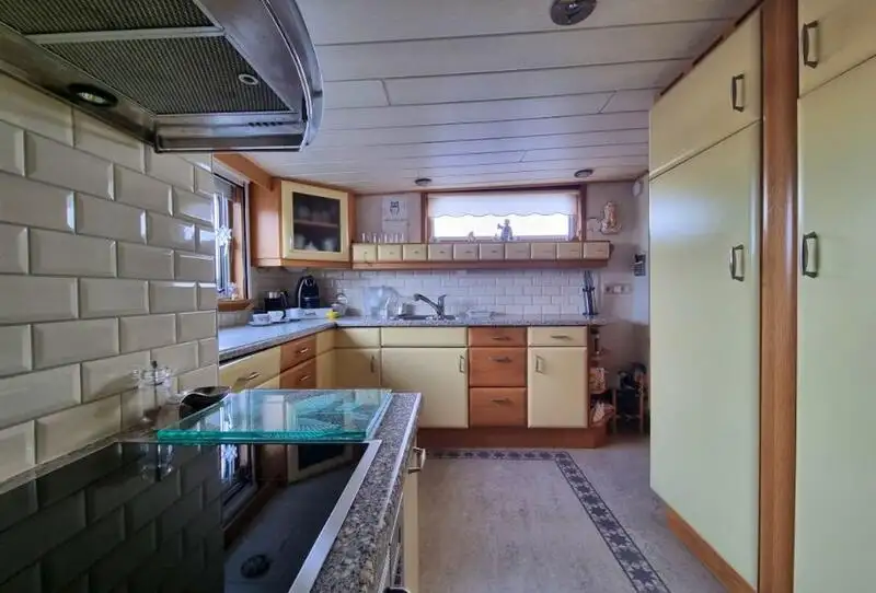 బార్జ్ అమ్మకానీకి వుంది