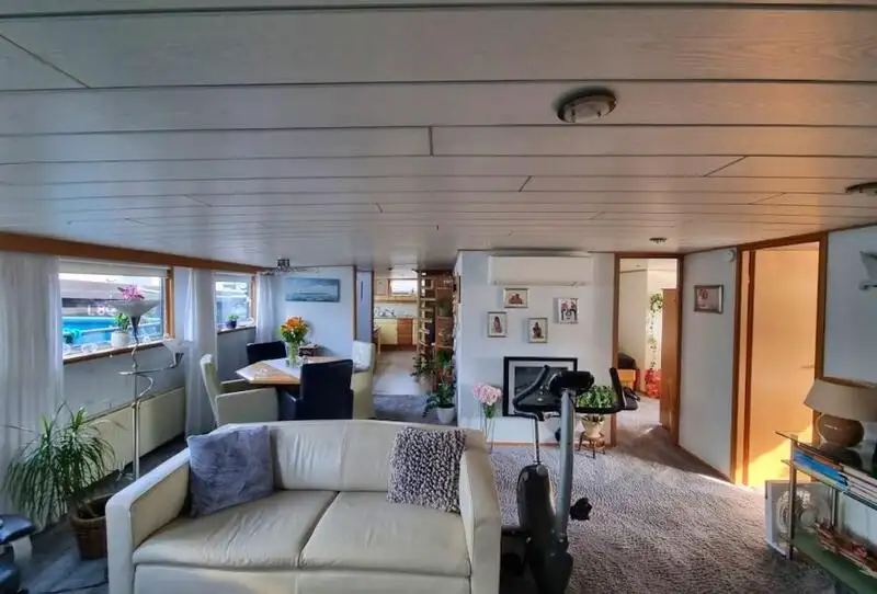 బార్జ్ అమ్మకానీకి వుంది