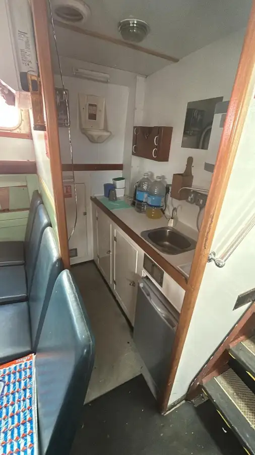 ఫెర్రీ నౌక అమ్మకానీకి వుంది