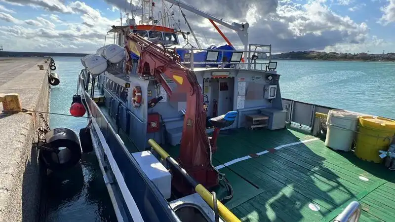 సిబ్బంది పడవ అమ్మకానీకి వుంది