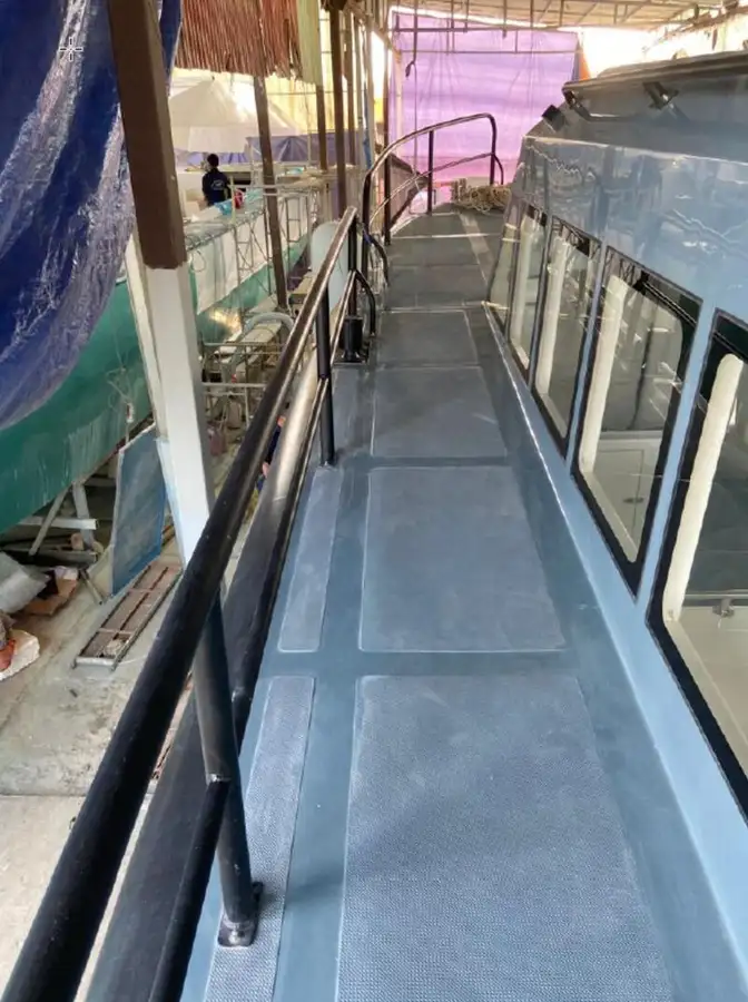 సిబ్బంది పడవ అమ్మకానీకి వుంది