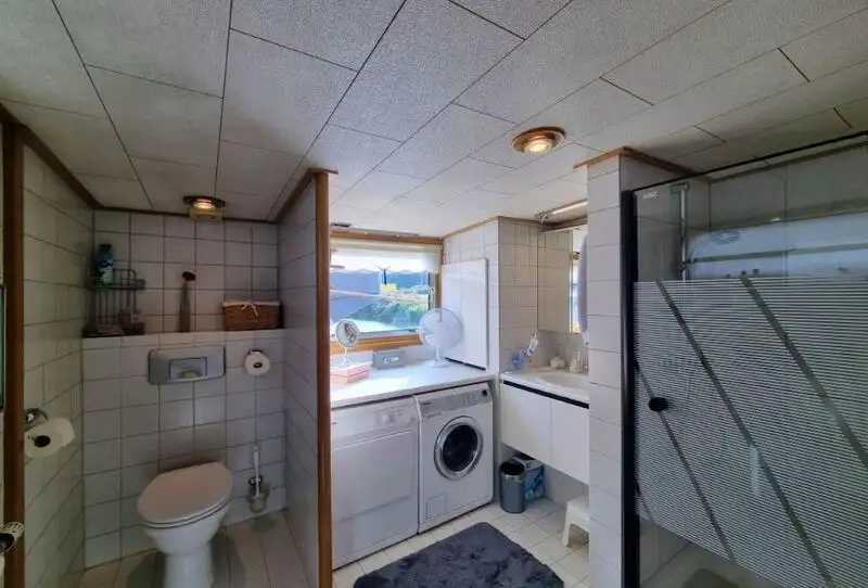 బార్జ్ అమ్మకానీకి వుంది