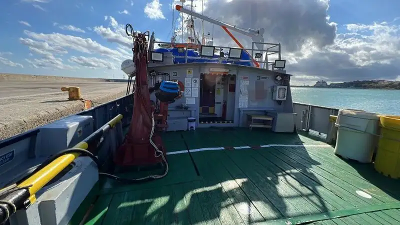 సిబ్బంది పడవ అమ్మకానీకి వుంది