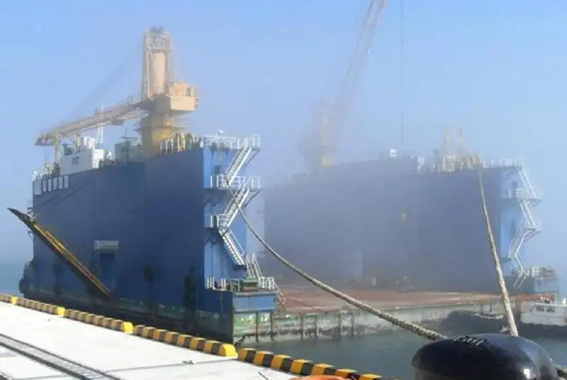 తేలియాడే డాక్ అమ్మకానీకి వుంది