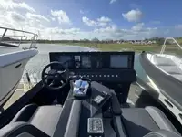 దృఢమైన గాలితో కూడిన పడవ అమ్మకానీకి వుంది