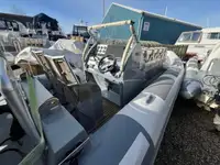 దృఢమైన గాలితో కూడిన పడవ అమ్మకానీకి వుంది