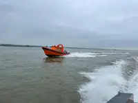 దృఢమైన గాలితో కూడిన పడవ అమ్మకానీకి వుంది