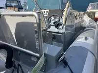 దృఢమైన గాలితో కూడిన పడవ అమ్మకానీకి వుంది