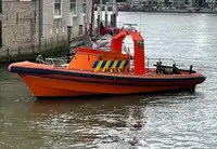 దృఢమైన గాలితో కూడిన పడవ అమ్మకానీకి వుంది